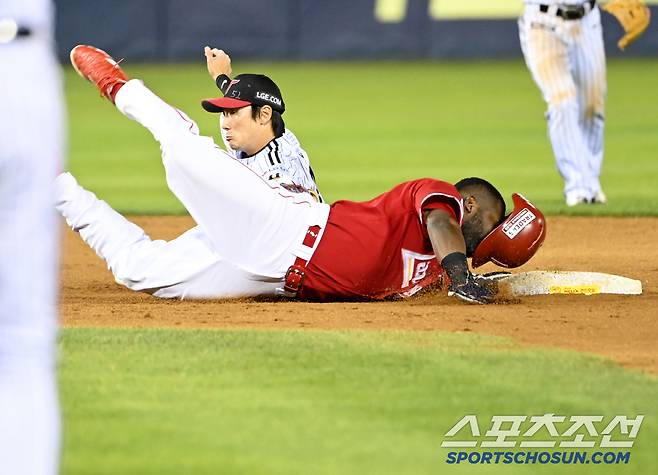 2루 베이스로 슬라이딩을 한 에레디아, 격한 슬라이딩에 얼굴과 가슴이 흙바닥에 닿는 아찔했던 순간