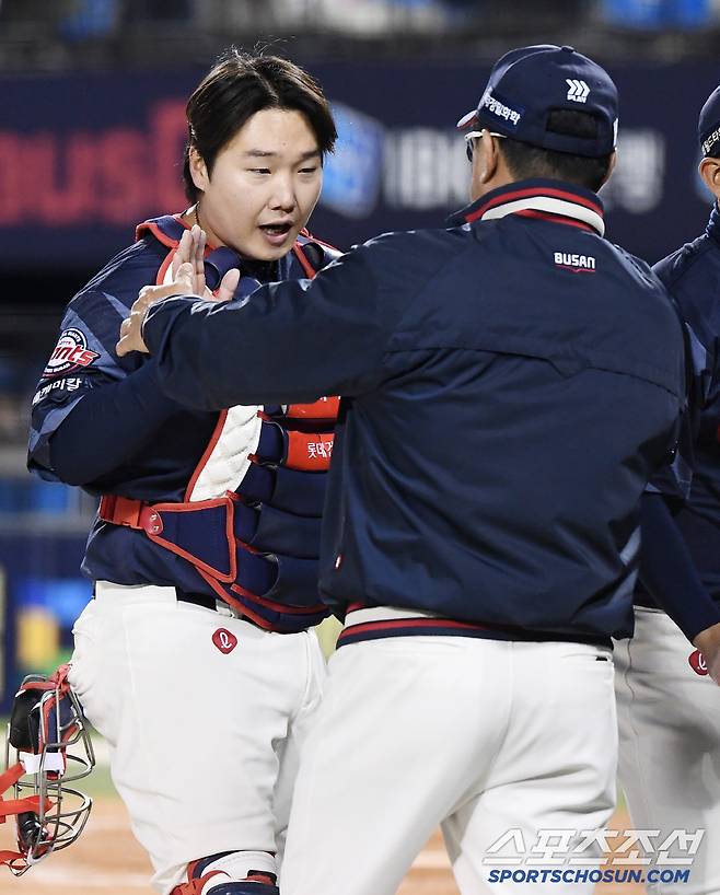 25일 서울 잠실구장에서 열린 롯데-두산전. 8대2로 승리한 롯데 김태형 감독이 정보근을 맞이하고 있다. 잠실=정재근 기자 cjg@sportschosun.com/2025.4.25/