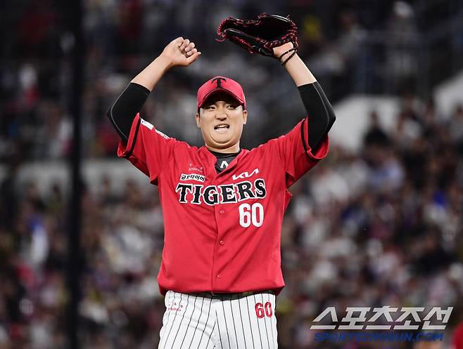 6회 삼성 김재성의 파울 타구를 위즈덤이 잡지 못하자 아쉬워하는 KIA 김도현.