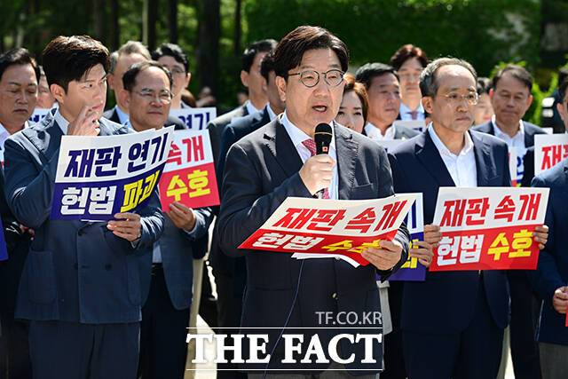 권성동 국민의힘 원내대표가 11일 오전 서울 서초구 서울고등법원 앞에서 열린 현장 의원총회에서 모두발언을 하고 있다. 사진은 왼쪽부터 김용태 비상대책위원장, 권 원내대표, 추경호 의원. /남윤호 기자