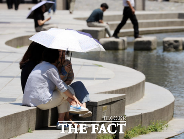 서울 낮 기온이 30도를 넘으며 무더운 날씨를 보인 11일 오후 시민들이 서울 종로구 청계천에서 휴식을 취하고 있다. /뉴시스