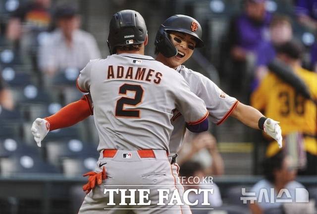 12일(한국시간) 콜로라도전에서 1회초 볼넷으로 출루한 이정후가 2점 홈런을 날린 2번 윌리 아다메스를 격하게 환영하고 있다. /덴버=AP.뉴시스