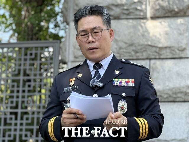 '인천세관 마약 수사 외압' 의혹을 제기한 백해룡 전 서울 영등포경찰서 형사과장(경정)이 "외압의 종점에 윤석열 전 대통령 내외가 있다는 의심이 든다"고 주장했다. /정인지 기자