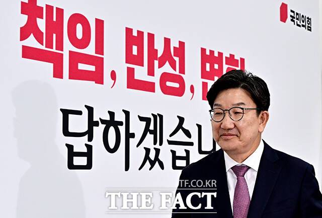 권성동 국민의힘 원내대표가 12일 오후 서울 여의도 국회에서 열린 퇴임 기자회견을 마친 뒤 이동하고 있다. /국회=배정한 기자