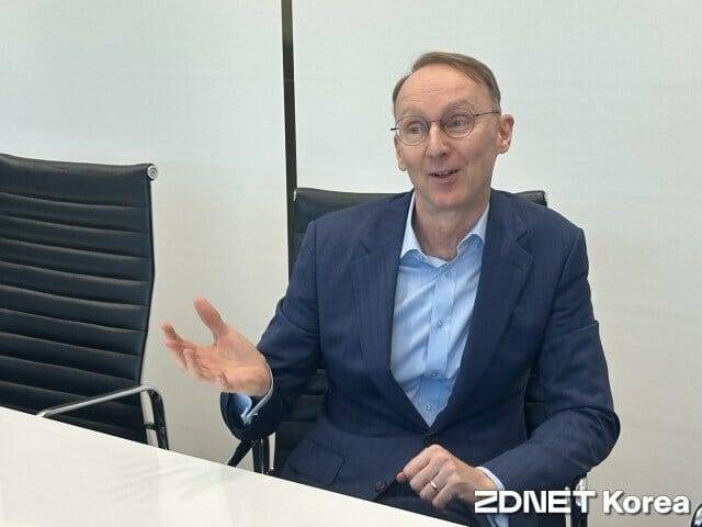 스테니우스 대표는 국내 IT 산업이 안고 있는 가장 큰 문제로 과도한 규제를 지목했다.