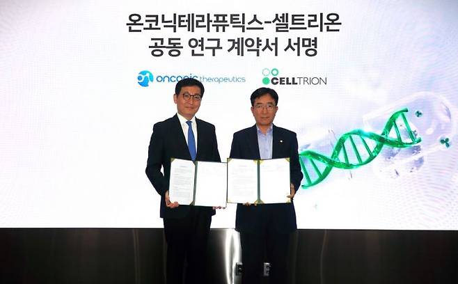 김존 온코닉테라퓨틱스 대표(왼쪽)와 권기성 셀트리온 수석부사장(오른쪽)이 11일 인천 셀트리온 본사에서 '네수파립'과 '베그젤마®'의 병용요법에 대한 공동연구개발 계약을 체결하고 기념 촬영을 하고 있다. 온코닉테라퓨틱스