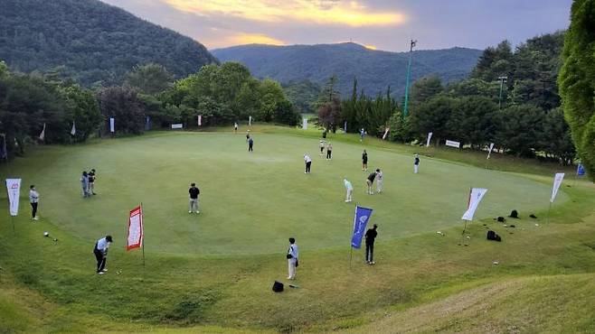 선수들이 첫 티오프 시간 전인 새벽 5시부터 퍼팅연습장에 나와 연습을 하고 있다. 심진석 기자