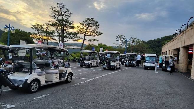 전남 화순CC 카트들이 출전에 나설 선수들을 줄지어 기다리고 있다. 심진석 기자