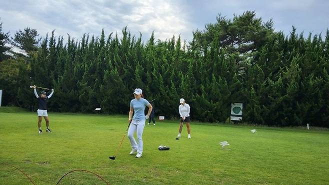 당초 무더위가 우려됐지만 예상보다 기온이 선선해 선수들이 경기하는데 최상의 조건이 마련됐다, 사진은 양예은, 문수연, 정세영, 이다연 선수가 몸풀기 하는 모습. 심진석 기자
