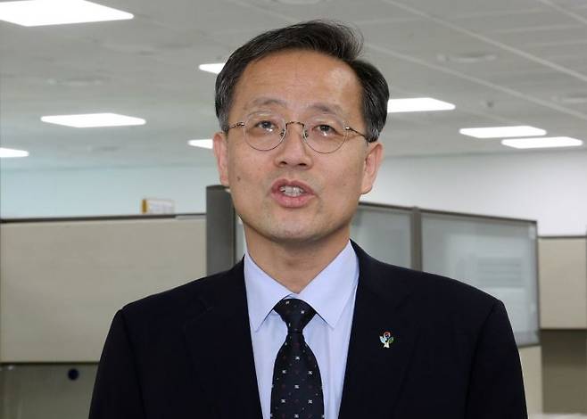 이형일 기획재정부 장관 직무대행(1차관)이 12일 정부세종청사 중앙동에 있는 기재부 기자실을 찾아 출입기자와 이야기를 나누고 있다. 연합뉴스