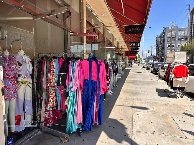 로스앤젤레스 소요 사태 닷새째인 10일 옷가게 밀집 지역인 자바시장의 거리가 손님 발걸음이 끊겨 휑한 모습이다. 이번 사태로 직원 대부분을 차지하던 중남미 노동자들까지 자취를 감추면서 이 지역에서 점포를 운영하는 한인 상인들은 큰 타격을 입었다./오로라 특파원