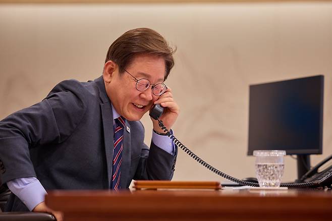 [서울=뉴시스] 이재명 대통령이 12일 서울 용산구 대통령실 청사 집무실에서 앤소니 알바니지 호주 총리와 전화 통화를 하고 있다. (사진=대통령실 제공) 2025.06.12. photo@newsis.com *재판매 및 DB 금지
