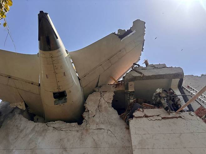 추락한 에어인디아 여객기의 꼬리 부분. /로이터 연합뉴스