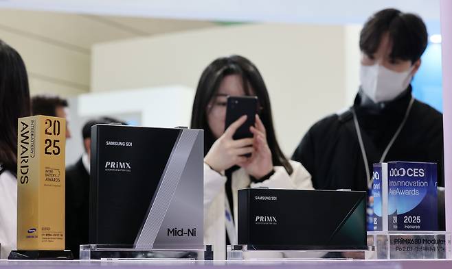 지난 4월 서울 강남구 코엑스에서 개막한 ‘인터배터리 2025’ 삼성SDI 부스에서 관람객들이 배터리를 살펴보고 있다./뉴스1