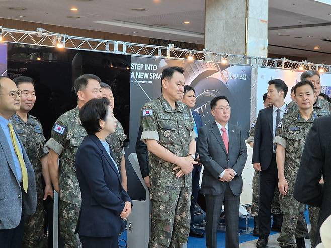 합동참모본부가 12일 오전 용산 국방컨벤션에서 2025 합동군사우주력 발전 심포지엄을 개최했다. 이날 국방컨벤션 1층에서 열린 전시회에 김명수(가운데) 합참의장과 유용원 국민의힘 의원 등이 참석했다. /김지환 기자