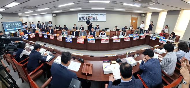 지난 10일 정부세종청사에서 내년도 최저임금을 결정할 최저임금위원회 4차 전원회의가 열리고 있다. /연합뉴스