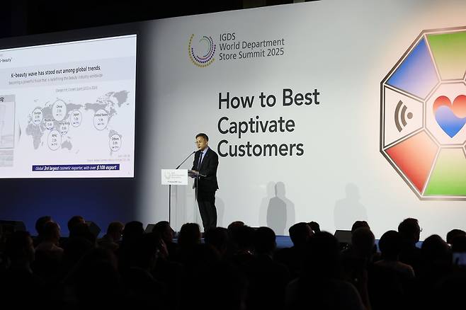김승환 아모레퍼시픽 대표가 12일 서울 롯데호텔에서 열린 세계 최대 백화점 미래전략 포럼인 '제16회 IGDS 월드 백화점 서밋'에서 강연하고 있다. /롯데백화점 제공