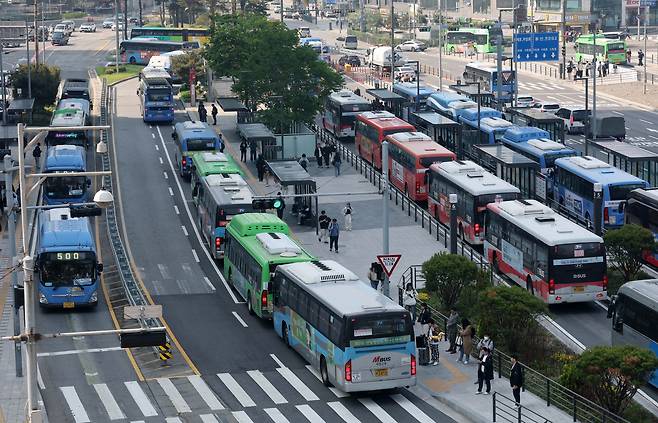 서울 중구 서울역버스환승센터에서 시민들이 버스를 이용하고 있다. /뉴스1