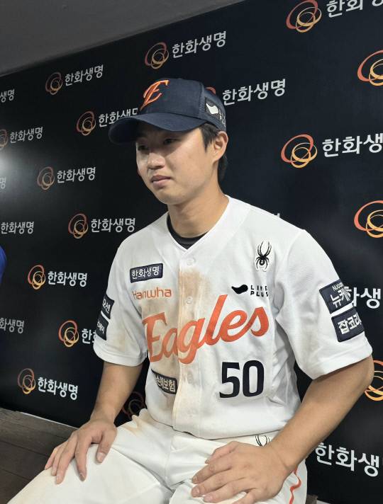 11일 대전한화생명볼파크에서 열린 2025 신한 SOL뱅크 KBO리그 두산 베어스와의 3연전 2차전에서 만루홈런을 터뜨리며 팀 승리에 결정적 역할을 한 한화이글스 이원석이 경기 후 취재진과 인터뷰를 하고 있다. 이성현 기자