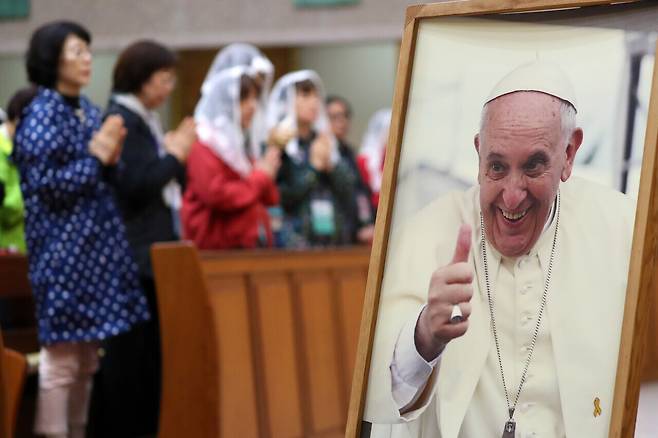 프란치스코 교황이 선종한 다음날인 4월 22일 해미국제성지에서 신자들이 프란치스코 교황을 추모하며 기도하고 있다. 이 곳은 프란치스코 교황이 지난 2014년 8월 17일 직접 방문했던 곳으로 2020년 교황청으로부터 국제 승인을 받은 국내 유일의 성당이다. &nbsp;김영태&nbsp;기자
