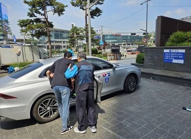 바우처 택시를 이용하는 모습.ⓒ서울시 제공