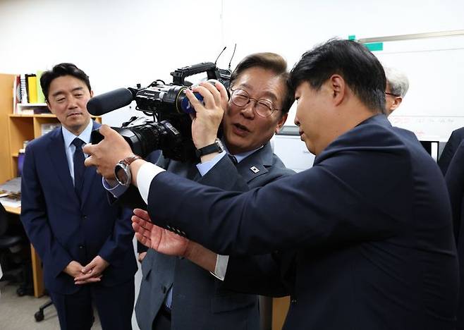 이재명 대통령이 12일 용산 대통령실 영상기자실을 방문해 카메라를 들어보고 있다. (대통령통신사진기자단) ⓒ연합뉴스