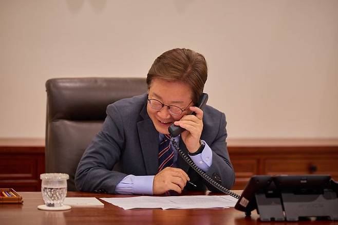 이재명 대통령이 12일 서울 용산 대통령실 청사 집무실에서 앤서니 앨버니지 호주 총리와 전화 통화를 하고 있다. ⓒ연합뉴스