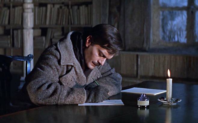 영화 ‘닥터 지바고’에서 지바고는 피신한 와중에도 라라에 대한 사랑을 담은 시를 쓴다. MGM 제공