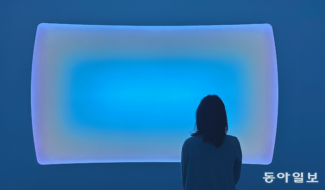 제임스 터렐의 2021년 설치 작품 ‘상상, 넓은 직사각형 곡면 유리(Imaginings, Wide Rectangular Curved Glass). 발광다이오드(LED) 조명과 에칭 유리(표면을 뿌옇게 가공한 유리)를 활용해 벽면에서 빛이 스며드는 것 같은 효과를 냈다. 김민 기자 kimmin@donga.com