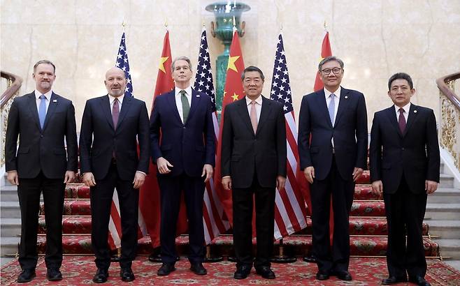 제이미슨 그리어 미국 무역대표부(USTR) 대표, 하워드 러트닉 미 상무장관, 스콧 베선트 미 재무장관, 허리펑 중국 부총리, 왕원타오 중국 상무부장, 리청강 중국 상무부 부부장(왼쪽부터)이 9일(현지 시간) 영국 런던에서 제2차 고위급 무역 협상을 가졌다. 두 나라는 10일 중국의 희토류 수출 제한 등을 해제하기 위한 ‘무역 합의 이행을 위한 프레임워크’를 도출했다. 런던=신화 뉴시스