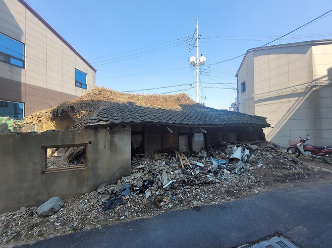 울산 울주군 언양읍 주택가에 있는 빈집. 울산시는 안전한 도시 환경 조성을 위해 ‘빈집 정비를 통한 도시 활력 제고 방안’을 추진한다. 울산시 제공