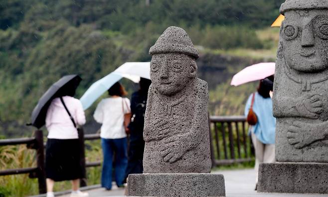 올해 첫 장맛비가 내리는 12일 오전 제주 서귀포시 대정읍 송악산 둘레길에서 우산을 쓴 관광객들이 걸어가고 있다. 2025.06.12 [서귀포=뉴시스]
