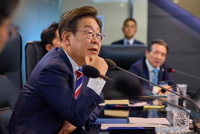 이재명 대통령이 지난 11일 서울 영등포구 한국거래소 시장감시위원회를 방문해 브리핑을 듣고 있다. 2025.6.12 뉴스1