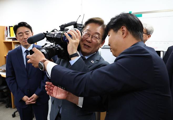 이재명 대통령이 12일 서울 용산 대통령실청사 영상기자실을 방문해 카메라를 사용해보고 있다. 대통령실사진기자단