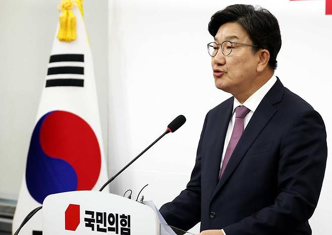 권성동 국민의힘 원내대표가 12일 오후 서울 여의도 국회에서 열린 퇴임 기자회견에서 취재진의 질문에 답변하고 있다. 2025.06.12.뉴시스