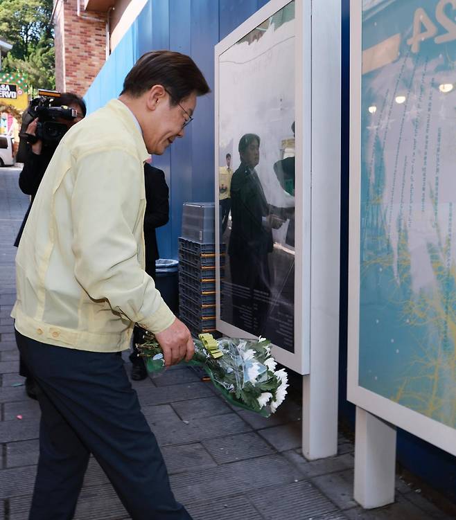 이재명 대통령이 12일 서울 용산구 이태원 참사 현장 ‘10·29 기억과 안전의 길’을 찾아 희생자를 추모하며 헌화하고 있다. 뉴시스