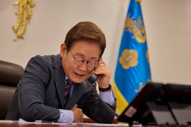이재명 대통령이 12일 용산 대통령실에서 르엉 끄엉 베트남 국가주석과 전화 통화를 하고 있다. 대통령실 제공.