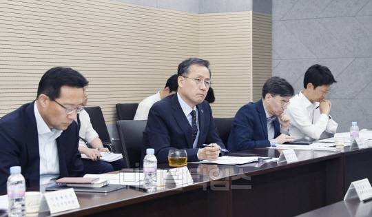 이형일 기획재정부 장관 직무대행 1차관이 12일 정부세종청사에서 열린 '제17차 부동산 시장 및 공급상황 점검 전담반 회의'를 주재, 모두발언을 하고 있다. 사진=기획재정부