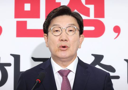 권성동 국민의힘 원내대표가 12일 국회 본청에서 원내대표 퇴임 기자회견을 하고 있다.<연합뉴스 사진>