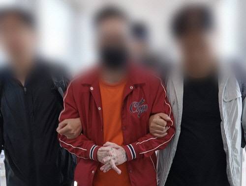에콰도르에 거주하면서 우리 국민을 상대로 음란사이트를 운영하고, 아동.여성 성착취물을 배포한 혐의를 받는 범죄자가 국내로 송환되고 있다. [법무부 제공]