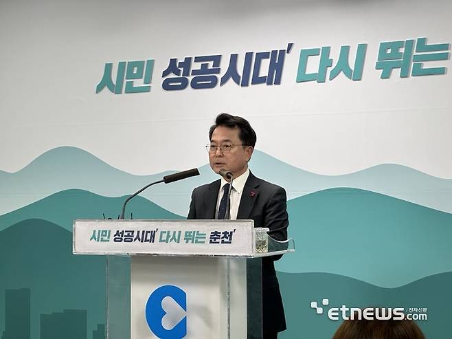 육동한 춘천시장(사진) 등 춘천시 대표단이 7박 9일간 미국 보스턴, 아나폴리스, 워싱턴D.C를 방문한다.