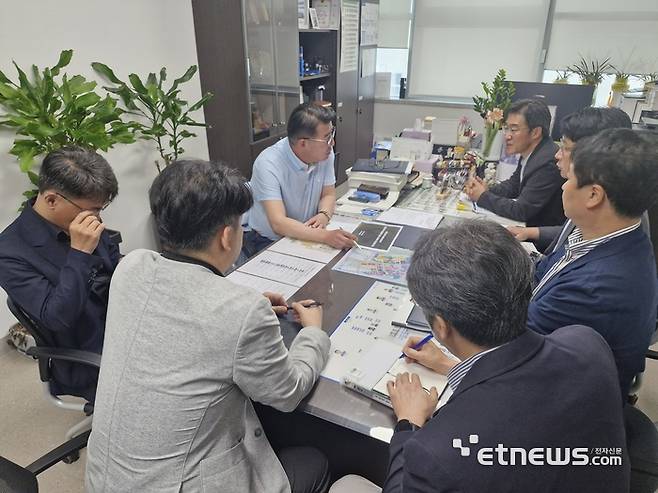 경기도의회 도시환경위원회 유종상 의원(왼쪽 세 번째)이 GH로부터 광명시흥 도시첨단산업단지 내 공공형 지식산업센터 건립사업 등 주요 현안에 대한 업무보고를 받았다.