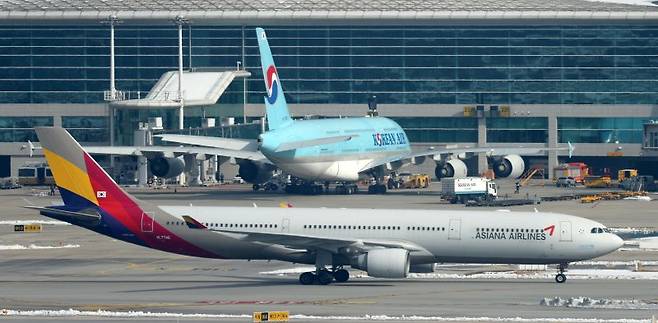 인천국제공항 활주로에서 대한항공·아시아나항공 양사 항공기가 오가고 있다.  뉴시스