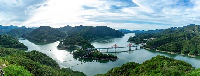 청풍호 옥순봉 출렁다리(왼쪽)와 옥순대교