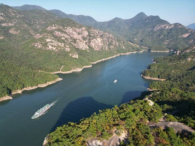 청풍호를 주유하는 유람선이 옥순봉 주변을 지나가고 있다.