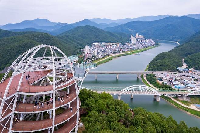 만천하스카이워크(왼쪽)에 올라서면 단양 시내와 멀리 소백산맥 연봉이 한눈에 보인다.