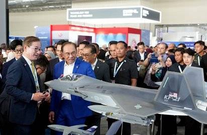 강구영 한국항공우주산업(KAI) 사장(왼쪽)이 지난 5월 20일(현지시간) 말레이시아 랑카위에서 열린 방산전시회 'LIMA 2025'에서 안와르 이브라힘 말레이시아 총리(왼쪽 두 번째)에게 국내에서 개발한 KF-21에 관해 설명하고 있다. 연합뉴스