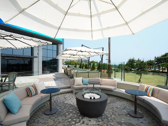 그랜드 조선 부산의 '라운지앤바 테라스292' 전경. 그랜드 조선 부산 제공