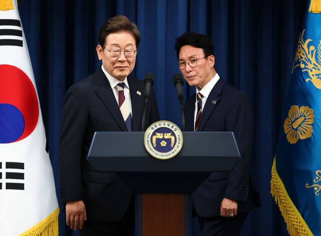 이재명 대통령이 지난 4일 김민석 국무총리 후보자 등 새 정부 첫 인사를 발표하기 위해 서울 용산 대통령실 청사 브리핑룸에 들어서고 있다. 대통령실사진기자단