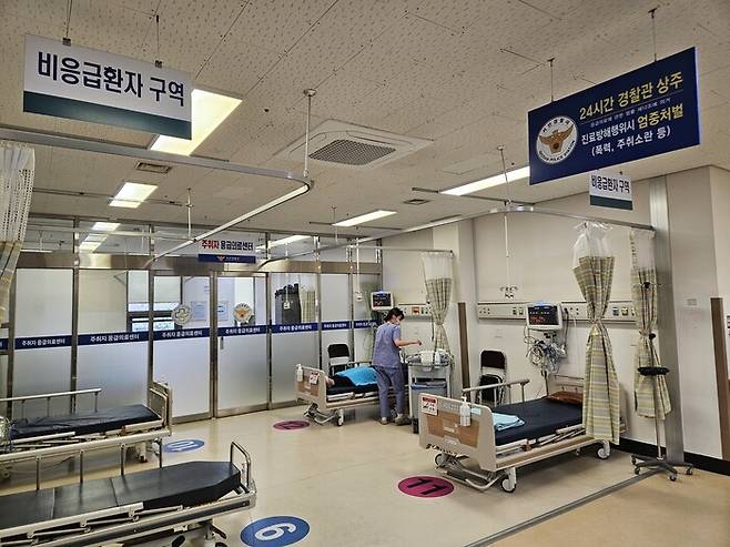 5월2일 충남 서산시 충청남도서산의료원 ‘주취자 응급의료센터’에서 의료진이 주취 환자를 돌보고 있다. 주취자 응급의료센터에서는 충남 서산경찰서 소속 경관 3명이 교대로 1명씩 상주해 안전한 진료가 이뤄지도록 돕는다. 서산/천호성 기자 rieux@hani.co.kr